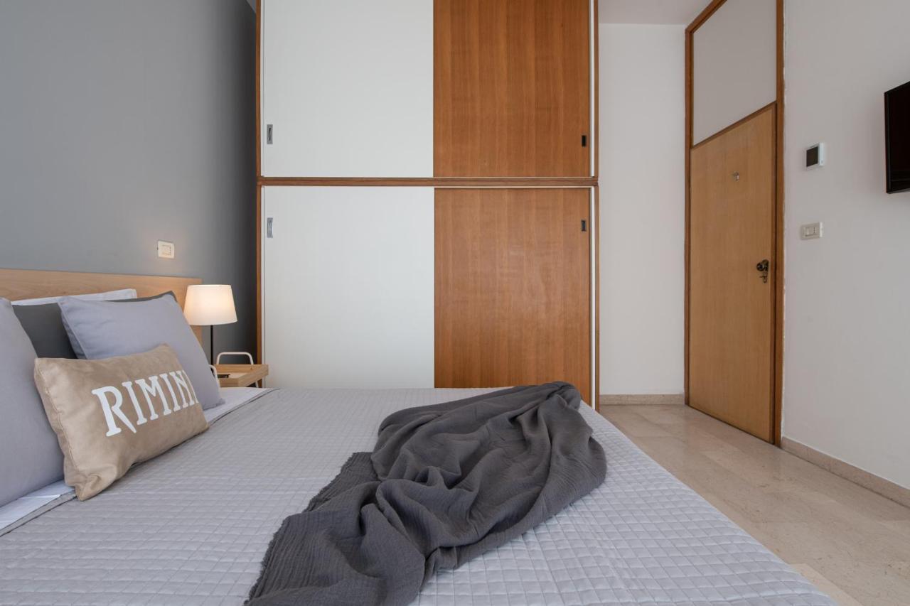 Ventodue Apartment Rimini Bagian luar foto
